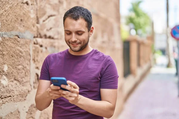Joven Sonriendo Confiado Usando Smartphone Calle —  Fotos de Stock