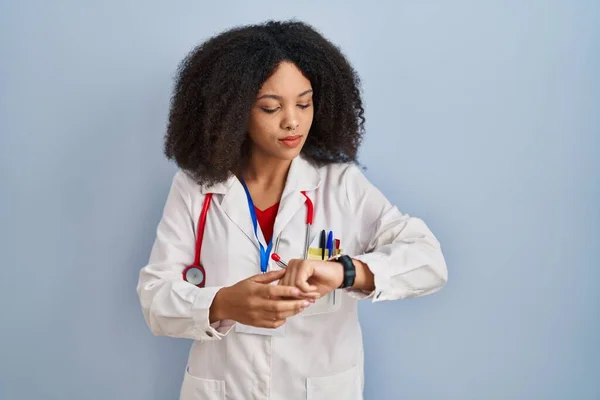 Jeune Femme Afro Américaine Portant Uniforme Médecin Stéthoscope Vérifier Heure — Photo