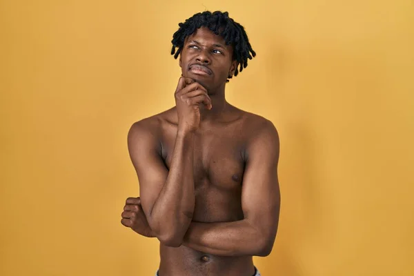 Jonge Afrikaanse Man Met Dreadlocks Die Shirtloos Staan Met Hand — Stockfoto