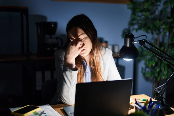 Young Brunette Woman Working Office Night Tired Rubbing Nose Eyes — Φωτογραφία Αρχείου