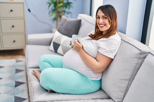 Jonge Zwangere Vrouw Die Thuis Koffie Drinkt Bank — Stockfoto