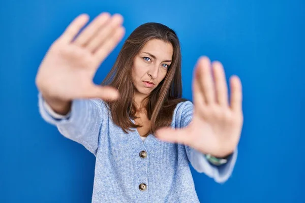 Mujer Joven Pie Sobre Fondo Azul Haciendo Marco Con Las — Foto de Stock