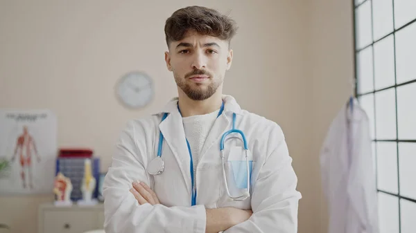 Młody Arabski Człowiek Lekarz Stojący Ramionami Skrzyżowane Gest Zrelaksowany Wyraz — Zdjęcie stockowe