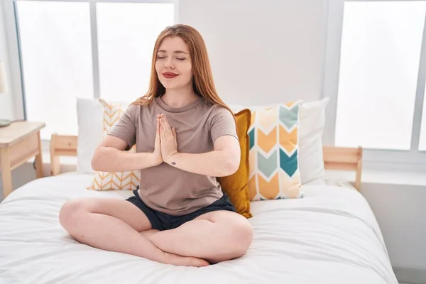 Young Redhead Woman Doing Yoga Exercise Sitting Bed Bedroom — Stock Fotó