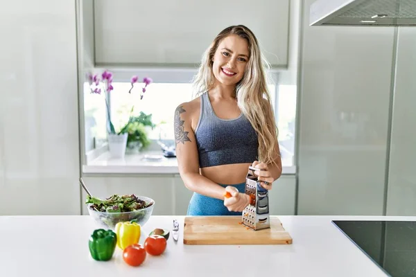 Young Woman Smiling Confident Scratching Carrot Salad Kitchen — Stockfoto