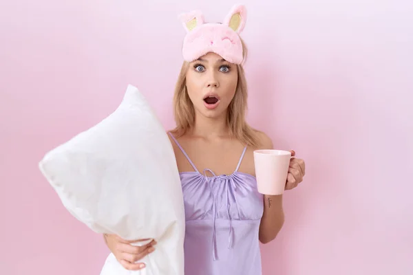 Jonge Kaukasische Vrouw Draagt Een Pyjama Knuffelkussen Drinkt Koffie Bang — Stockfoto