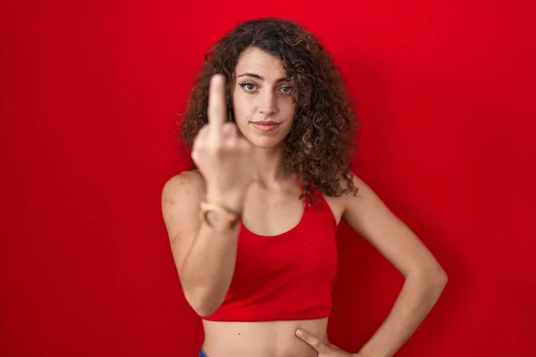 Hispanic Woman Curly Hair Standing Red Background Showing Middle Finger — Stockfoto