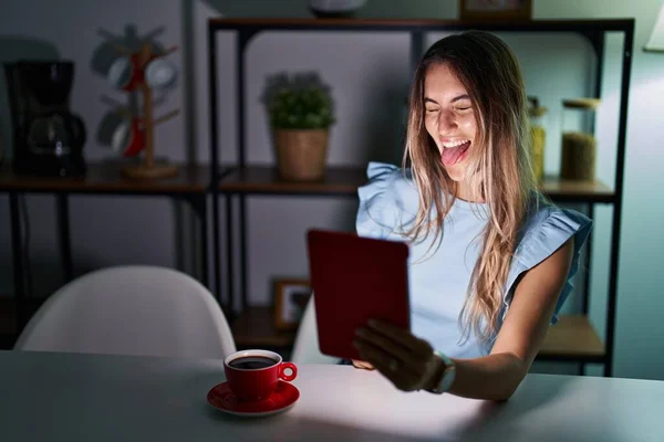 Νεαρή Ισπανόφωνη Γυναίκα Που Χρησιμοποιεί Touchpad Κάθεται Στο Τραπέζι Νύχτα — Φωτογραφία Αρχείου