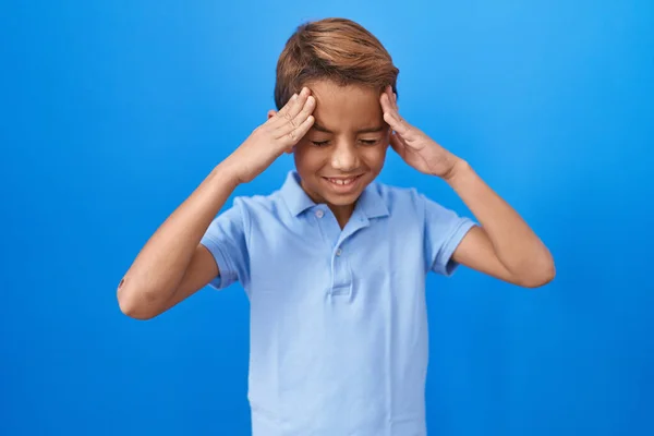 Kleiner Hispanischer Junge Lässigem Blauem Shirt Mit Der Hand Auf — Stockfoto