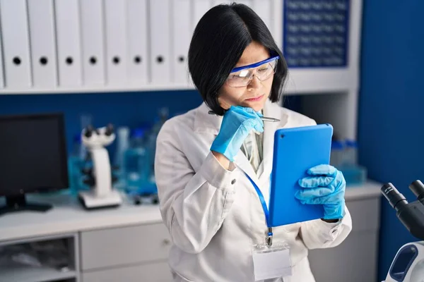 Молодая Китаянка Ученый Использует Тачпад Работающий Лаборатории — стоковое фото