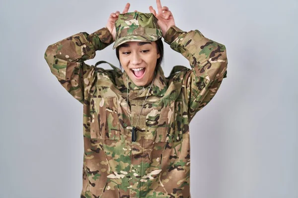 Jonge Zuid Aziatische Vrouw Dragen Camouflage Leger Uniform Poseren Grappig — Stockfoto
