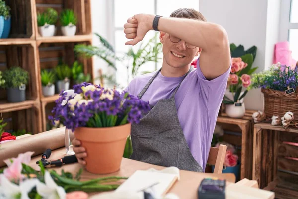Caucasian Blond Man Working Florist Shop Smiling Cheerful Playing Peek — Stock Photo, Image