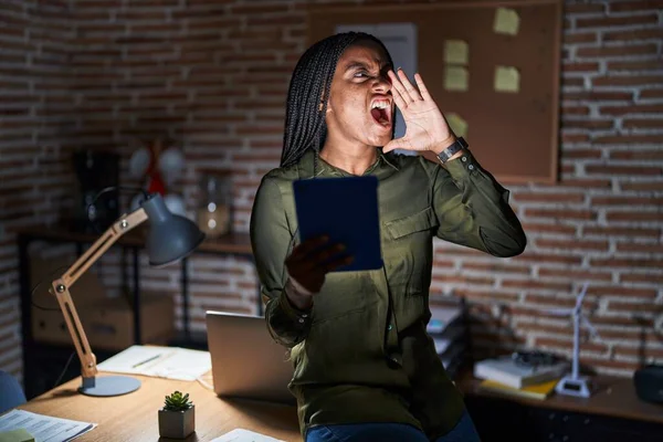 Junge Afroamerikaner Mit Zöpfen Die Nachts Büro Arbeiten Schreien Und — Stockfoto