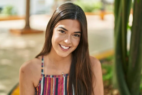 Wanita Cantik Hispanik Muda Tersenyum Berdiri Percaya Diri Taman — Stok Foto