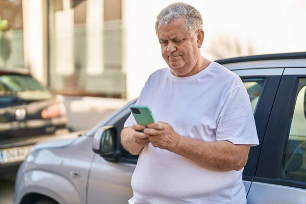 Medelålders Gråhårig Man Som Använder Smartphone Lutar Sig Mot Bilen — Stockfoto