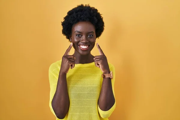 Jovem Africano Sobre Estúdio Amarelo Sorrindo Com Boca Aberta Dedos — Fotografia de Stock