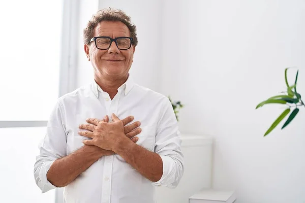 Homem Meia Idade Sorrindo Confiante Com Mãos Peito Casa — Fotografia de Stock