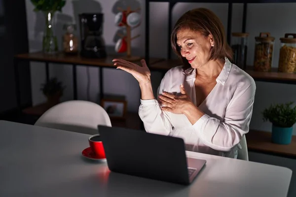 Middelbare Leeftijd Spaanse Vrouw Met Behulp Van Laptop Thuis Nachts — Stockfoto