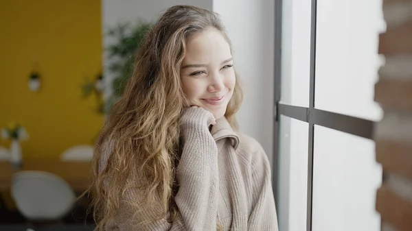 Junge Schöne Hispanische Frau Lächelt Zuversichtlich Aus Dem Fenster Werfen — Stockfoto