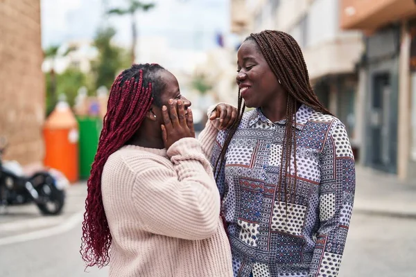 Afrika Kökenli Amerikalı Kadın Arkadaşlar Bir Araya Gelip Konuşuyorlar — Stok fotoğraf