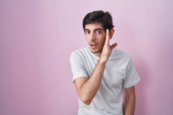 Νεαρός Ισπανός Στέκεται Πάνω Από Ροζ Φόντο Χέρι Στο Στόμα — Φωτογραφία Αρχείου