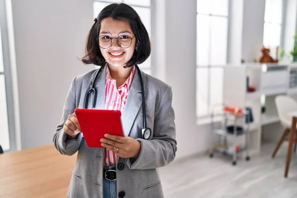 Young Woman Doctor Using Touchpad Working Clinic — Fotografia de Stock