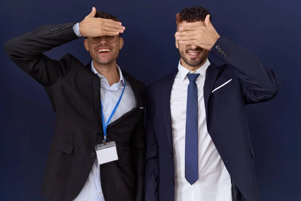 Két Spanyol Üzletember Akik Üzleti Ruhát Viselnek Mosolyognak Nevetnek Arccal — Stock Fotó