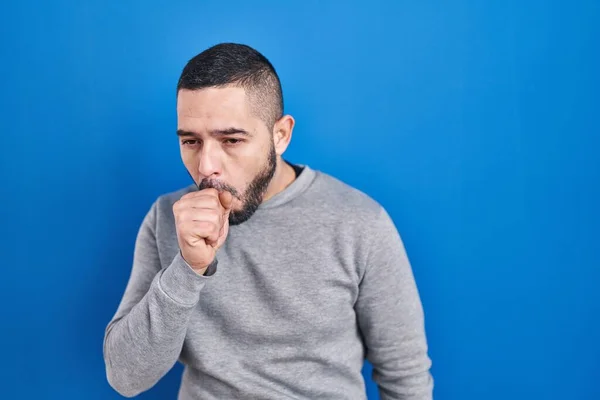 Hispanic Man Standing Blue Background Feeling Unwell Coughing Symptom Cold — Stock Photo, Image