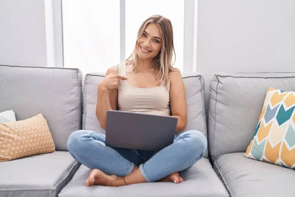 Sarışın Beyaz Bir Kadın Evinde Dizüstü Bilgisayar Kullanıyor Kanepede Oturuyor — Stok fotoğraf