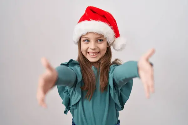 Petite Fille Caucasienne Portant Chapeau Noël Regardant Caméra Souriant Bras — Photo