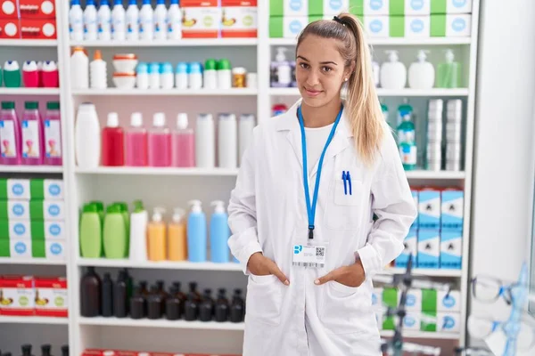 Jovem Bela Mulher Hispânica Farmacêutico Sorrindo Confiante Farmácia — Fotografia de Stock