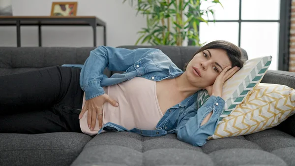 Young Caucasian Woman Suffering Stomach Ache Lying Sofa Home — Stock Photo, Image
