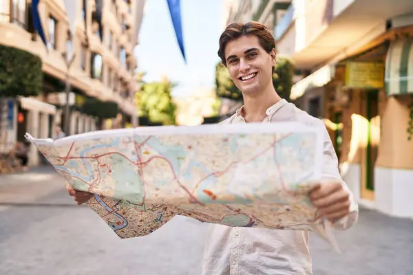 Jonge Kaukasische Man Glimlachend Zelfverzekerd Met Stadsplattegrond Straat — Stockfoto