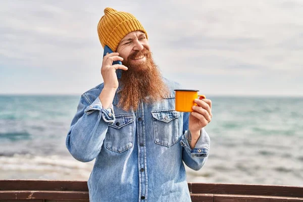 Ung Rödhårig Man Talar Smartphone Dricka Kopp Kaffe Vid Havet — Stockfoto