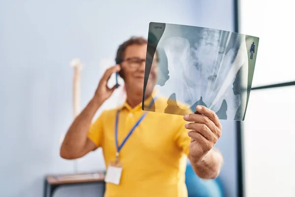 Middle Age Man Physiotherapist Talking Smartphone Looking Xray Physiotherpy Clinic —  Fotos de Stock