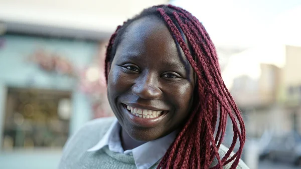 Afrykanka Plecionymi Włosami Uśmiechnięta Pewnie Ulicy — Zdjęcie stockowe