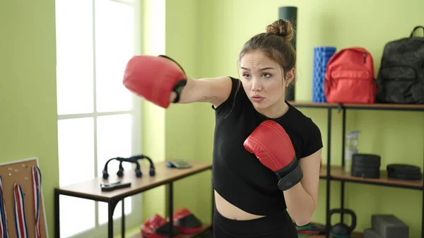 Junge Schöne Hispanische Frau Boxt Sportzentrum — Stockfoto