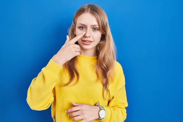 Young Caucasian Woman Standing Blue Background Pointing Hand Finger Face — Foto de Stock