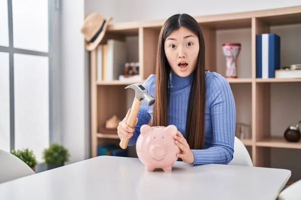 Kinesisk Ung Kvinna Håller Hammare Och Spargris Bank Rädd Och — Stockfoto