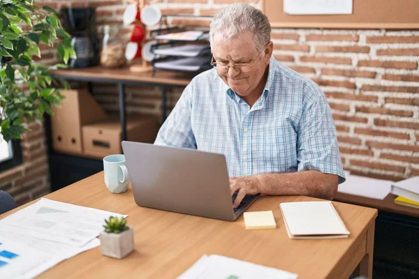 Homem Cabelos Grisalhos Meia Idade Trabalhador Negócios Usando Laptop Trabalhando — Fotografia de Stock