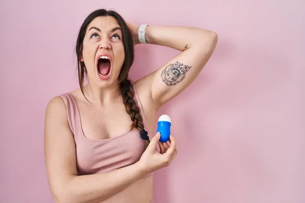 Mujer Morena Joven Usando Rollo Desodorante Enojado Loco Gritando Frustrado —  Fotos de Stock