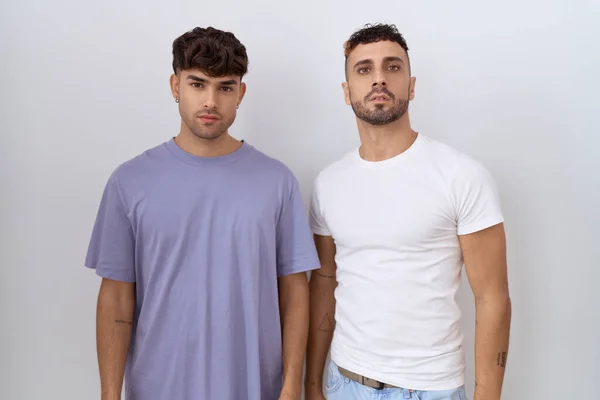 Beyaz Arka Planda Dikilen Eşcinsel Çift Yüzünde Ciddi Bir Ifadeyle — Stok fotoğraf