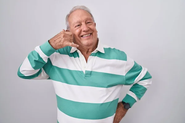 Senior Man Met Grijs Haar Staat Een Witte Achtergrond Glimlachend — Stockfoto
