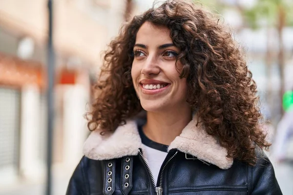 Junge Hispanische Frau Lächelt Selbstbewusst Und Schaut Auf Der Straße — Stockfoto