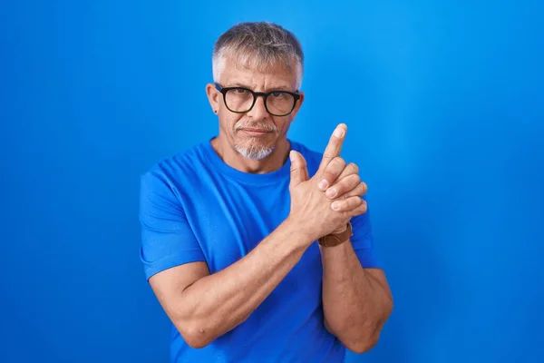 Spaanse Man Met Grijs Haar Blauwe Achtergrond Met Symbolisch Pistool — Stockfoto