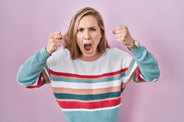 Young Blonde Woman Standing Pink Background Angry Mad Raising Fists — Φωτογραφία Αρχείου