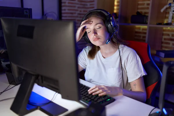 Jovem Caucasiano Mulher Streamer Estressado Usando Computador Sala Jogos — Fotografia de Stock