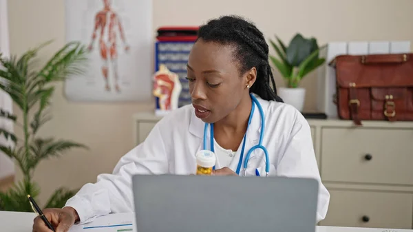 Donna Afroamericana Medico Prescrivere Pillole Scrivendo Sul Documento Clinica — Foto Stock