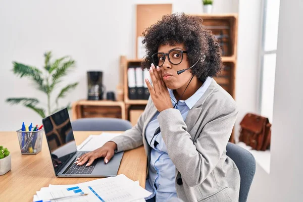 Schwarze Frau Mit Lockigem Haar Trägt Ein Call Center Agent — Stockfoto