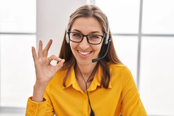 Jonge Vrouw Draagt Call Center Agent Headset Doet Teken Met — Stockfoto